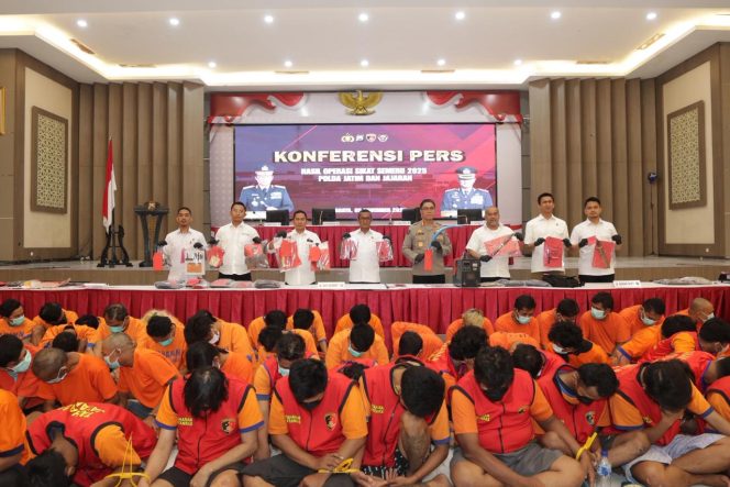 
 Polda Jatim Berhasil Ungkap 1.443 Kasus dan Amankan 1.135 Tersangka Selama Operasi Sikat Semeru 2025