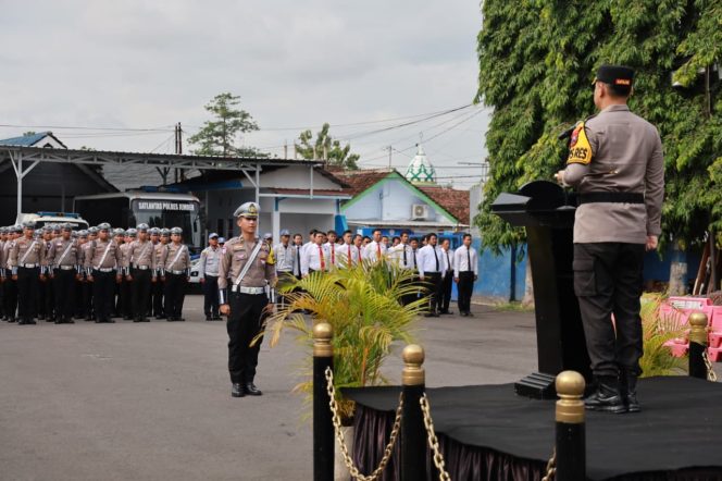 
 Polres Jember Polda Jatim Menggelar Apel Pasukan Operasi Zebra Semeru 2025