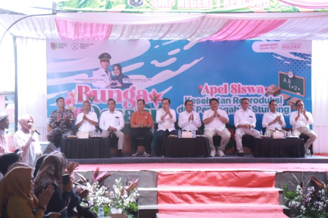 
 Kunjungi SMPN 1 Kencong, Bupati Fawait Dorong Budaya Literasi dan Kesadaran Usia Kehamilan Ideal