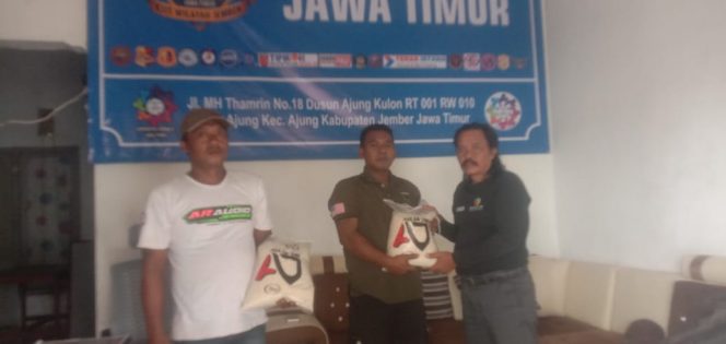 
 Kepedulian KJJT Jember di Jum’at Berkah Bagikan Sembako ke Warga yang Kurang Mampu 