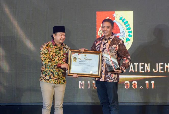 
 Raih Skor 98,11, Jember Kembali Catatkan Prestasi Jadi Kabupaten dengan Predikat Informatif