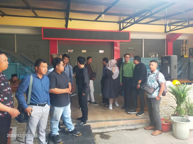 
 Forum Kerabat Advokat Datangi Mapolres Jember Serahkan Surat Permohonan Audiensi ke Kapolres Jember