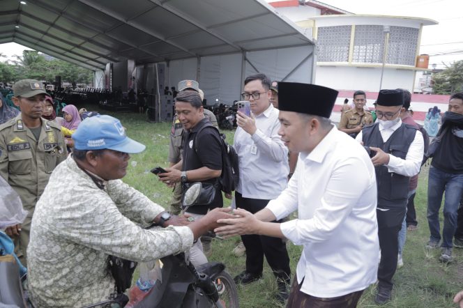 
 Penuh Haru! Gus Fawait Borong Dagangan Penjual Es Krim yang Memiliki Keterbatasan Fisik