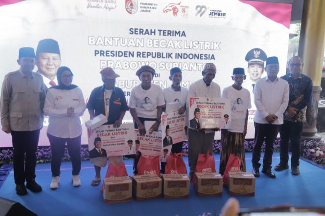 
 Presiden Prabowo Serahkan Becak Listrik di Jember, Prioritaskan Pengayuh Lansia