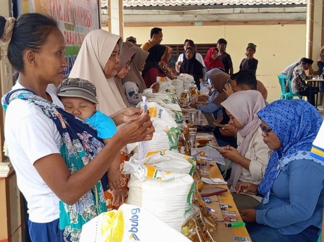
 Penyaluran Bahan Pangan Dari Dinas Sosial Bekerja Sama Dengan Badan Urusan Logistik di Desa Yosorati