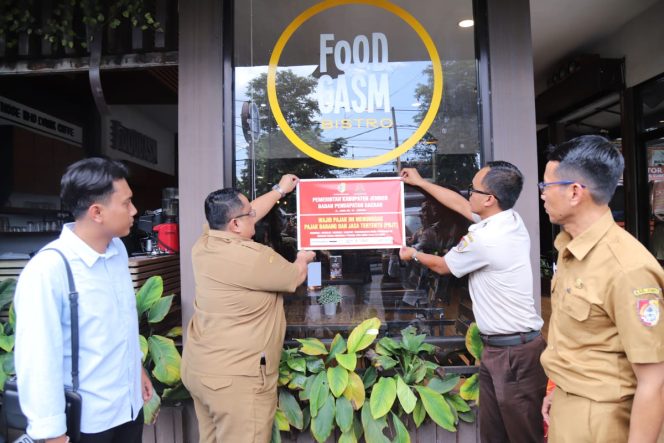 
 Tunggak Pajak Hingga Miliaran, Bapenda Jember Segel Tiga Pelaku Usaha