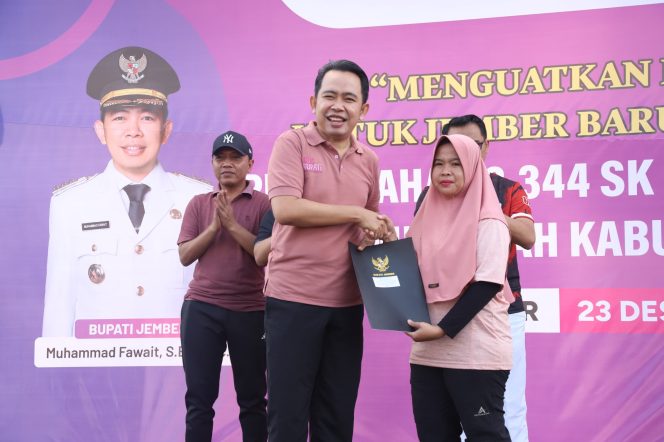 
 Pemerintah Kabupaten Jember Serahkan 8.344 SK PPPK Paruh Waktu, Teguhkan Pengabdian untuk Jember Baru dan Jember Maju