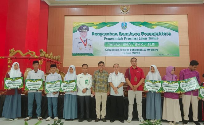 
 Gubernur Jatim Khofifah Indar Parawansa Gelontorkan Beasiswa 2.467 Siswa Jember dan Lumajang