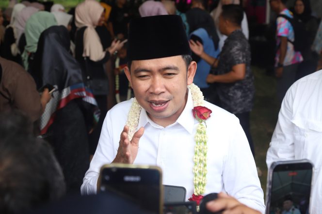 
 Gus Fawait Tegaskan Komitmen Beasiswa Hingga Luar Negeri untuk Meningkatkan SDM Jamber Melalui Sholawat Kebangsaan di Suger Kidul