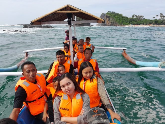 
 Jember Baru Jember Bersatu, Tahun Baru Seru Naik Ojek Perahu Pantai Papuma