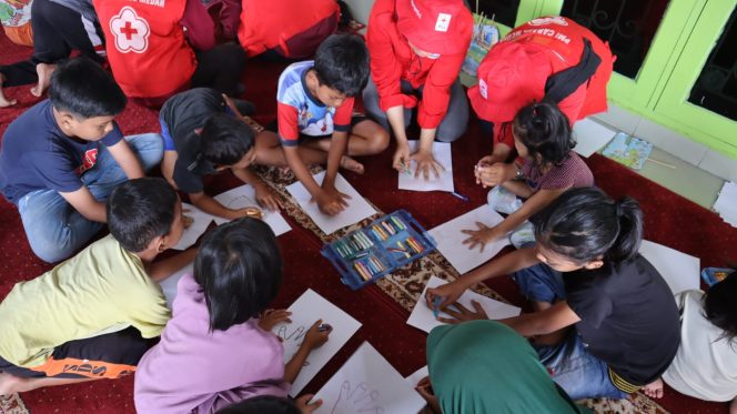 
 Relawan PMI Jember Bantu Pulihkan Kondisi Psikis Anak Pasca Bencana di Medan,Sumut
