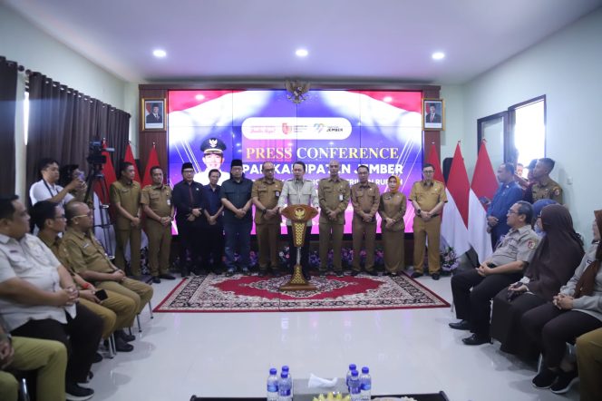 
 Cetak Sejarah! PAD Jember Tembus 1 Triliun, Gus Fawait Fokus Proteksi Ekonomi Rakyat Kecil