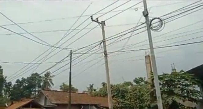 
 Terlalu Gegabah, Kini Kabel Tiang Wifi di Desa kemuning Lor Jadi Sorotan Publik