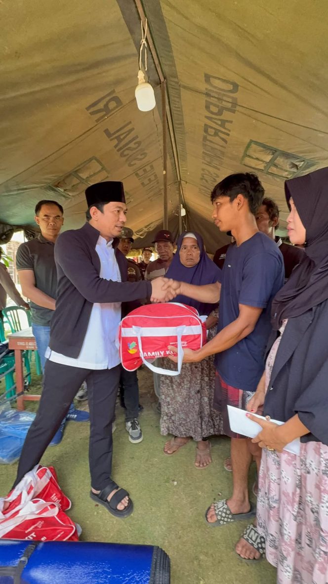 
 Bupati Bengkulu Utara Serahkan Bantuan di Desa Argamulya Kecamatan Padang Jaya Sambangi Korban Kebakaran