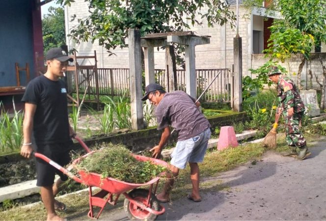 
 Wujud Nyata Kemanunggalan TNI Dengan Rakyat, Babinsa Dan Masyarakat Lakukan Pembersihan Lingkungan