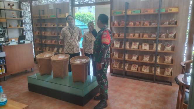 
 Berikan Motivasi dan Semangat Pelaku UMKM, Babinsa Kemlayan Sambangj Pegawai Toko Oleh Oleh