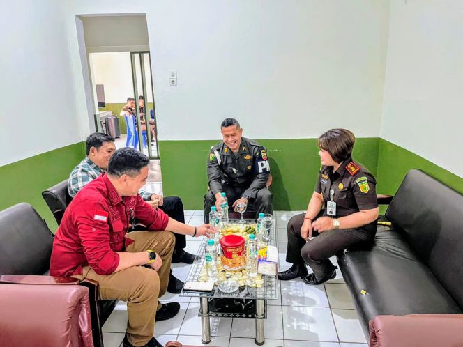 
 Dansubdenpom 1/2-1 Tanah Karo Sambut Hangat Kunjungan Kajari Karo di Kantornya