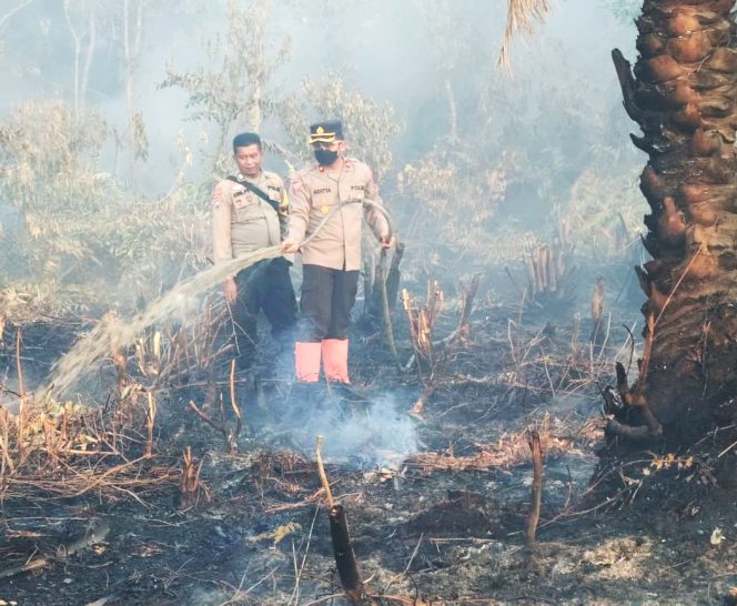 
 Aksi Sigap Kapolsek Dumai Timur Padamkan Kebakaran hingga Malam Hari, Warga Beri Apresiasi