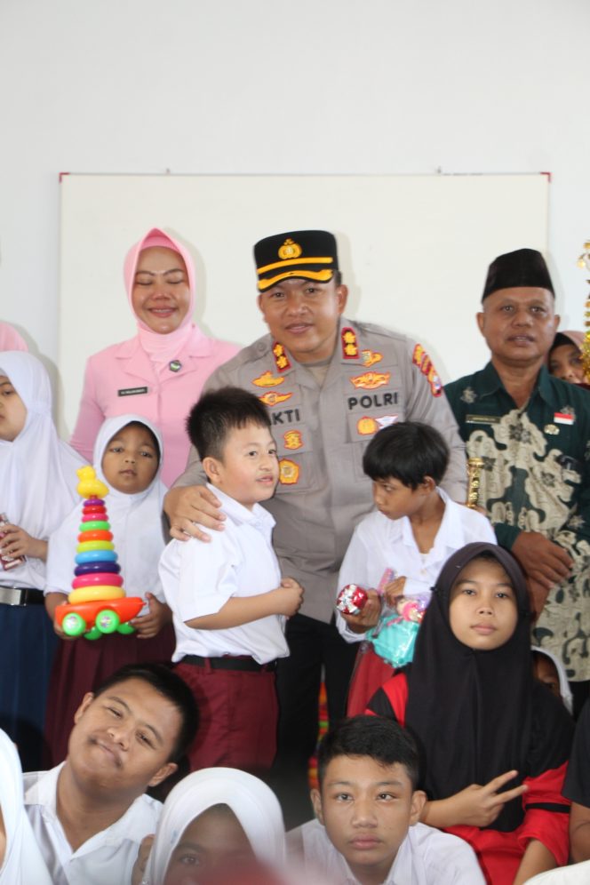 
 Kapolres Bengkulu Utara Tebar Kepedulian di SLB, Hadirkan Semangat Untuk Anak Berkebutuhan Khusus