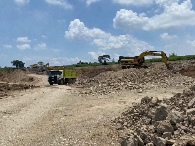 
 Diduga tak berizin , tambang galian c di wilayah grabangan Tuban terus beroperasi, respon aparat di pertanyakan