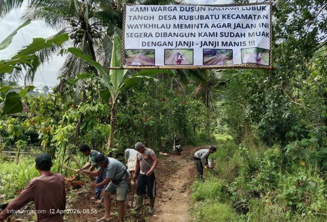 
 Warga kecewa dengan janji janji pemerintah , jalan rusak parah puluhan tahun tak tersentuh pembangunan