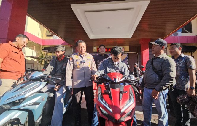 
 Polres Probolinggo Temukan dan Serahkan Motor yang Hilang, Korban Curanmor Tersenyum Riang