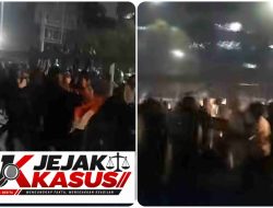 Aksi Massa Demonstran Bentrok Dengan Aparat Kepolisian Didepan Gedung DPR RI Senayan,Jakarta.